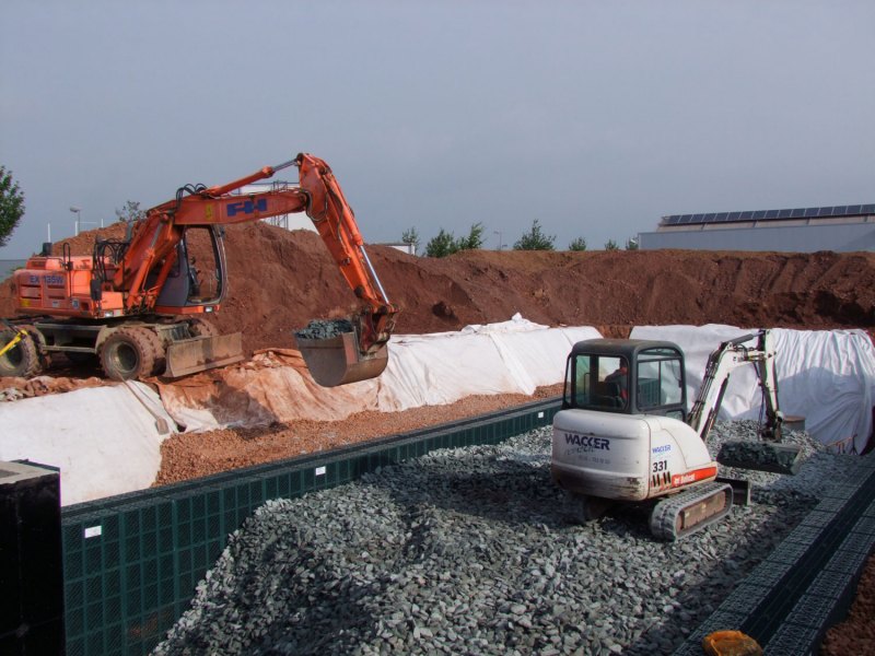 Schotterspeicher außerhalb des Gebäudes